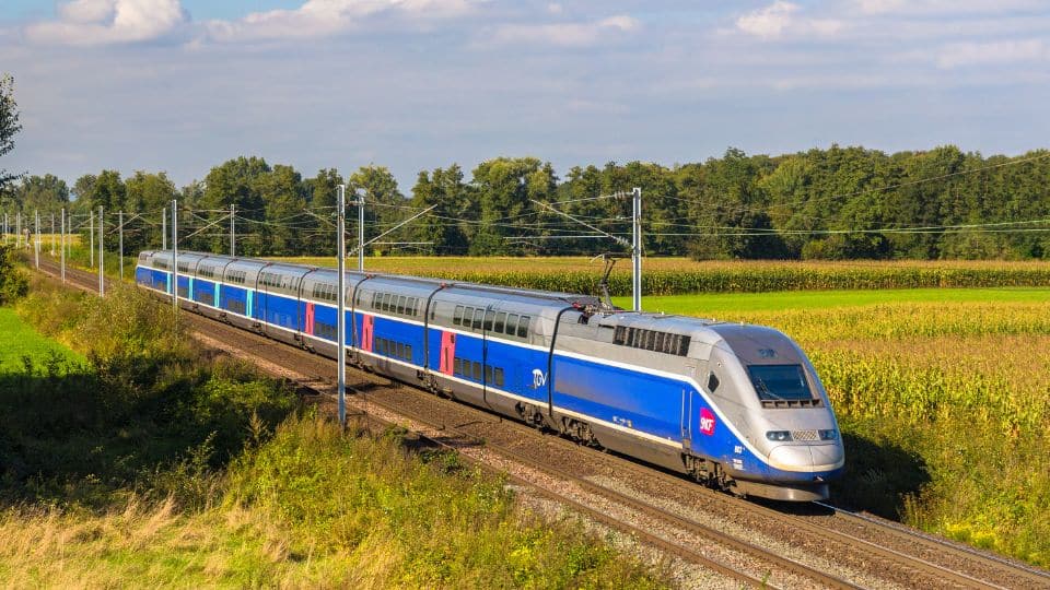 Le TGV qui file dans la campagne française